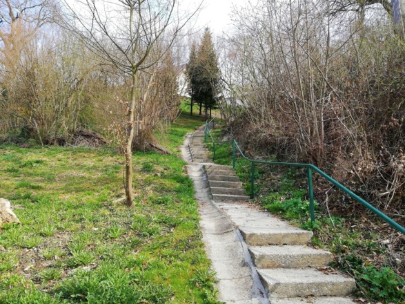 Wegchen hoch zum Schloss Inkofen und Kirche St. Michael