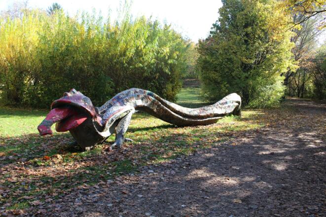 Von Kindern mitgestalteten Lindwurm am Marion-Loewenfeld-Spielplatz