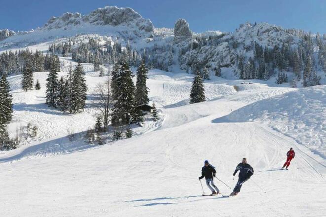 Skifahrer im Skigebiet Kampenwand.