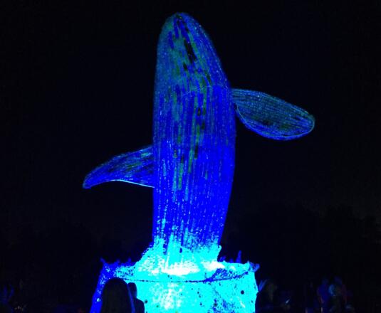 Kunstwerk Orca aus Plastikflaschen