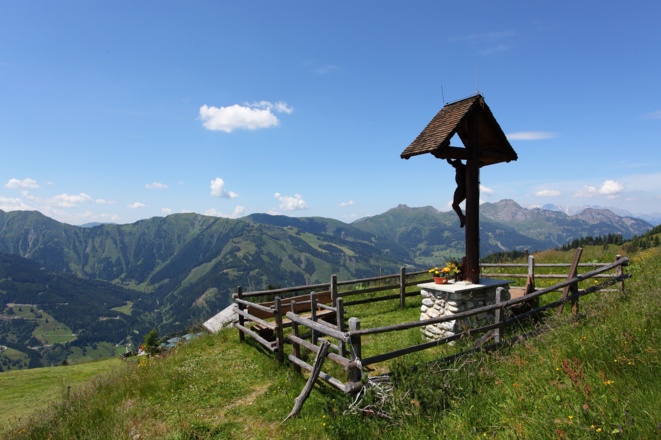 Kreuz oberhalb der Bichlalm