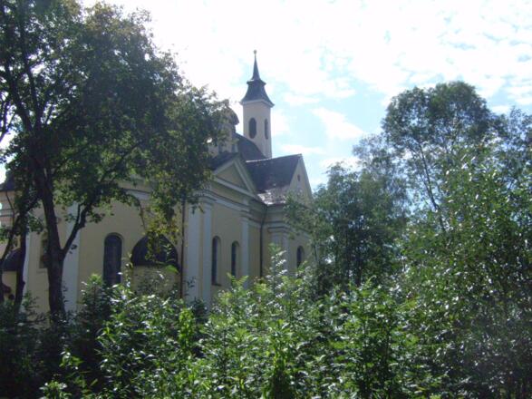 Die Wallfahrtskirche St. Rasso lohnt einen kurzen Abstecher.