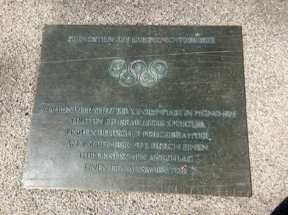 Klagebalken im Olympiapark: Tafel mit Namen der Opfer des Olympia-Attentats 1972