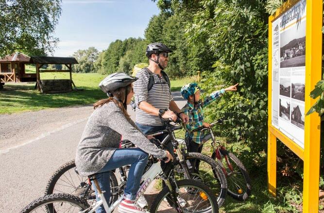 Radfahrer an der Wüstung Billmuthausen