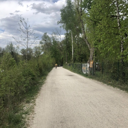Radweg entlang des Stauwehrs