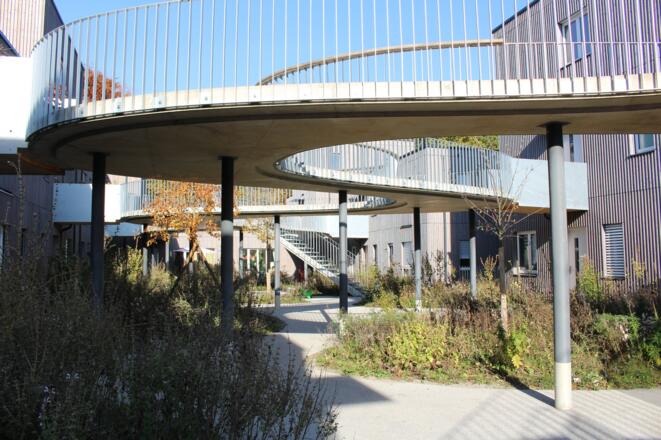 Verbindungsstege zwischen Wohnquartieren