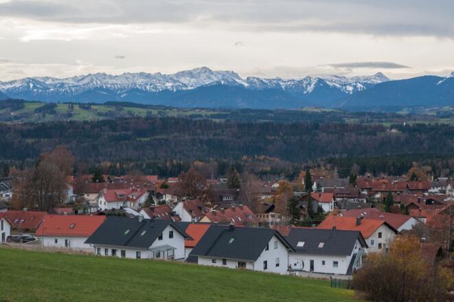 Vom Ort Hohenpeißenberg geht es mit Wettersteinblick steil aufwärts.