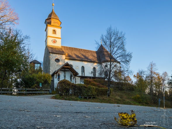 Am Morgen treffen die ersten Sonnenstrahlen auf den Turm der Kirche.