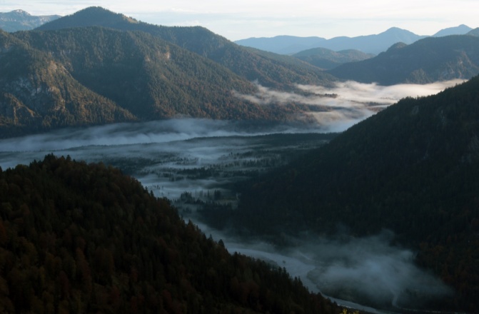 Blick auf das herbstliche Isar- und Rißbachtal