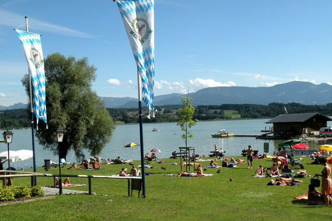 Kurvenwirt beim Strandbad am Simssee.