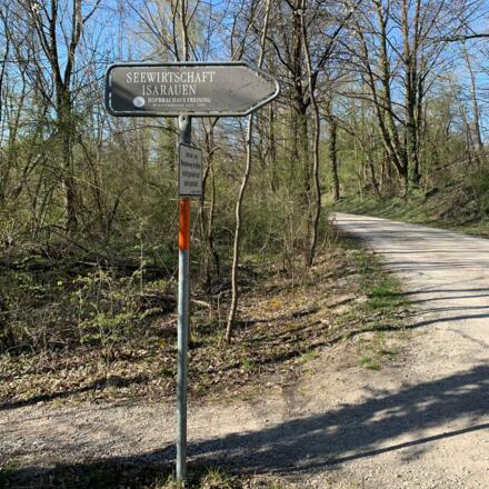 Hinweisschild auf dem Weg zum Poschinger Weiher und zur Seewirtschaft
