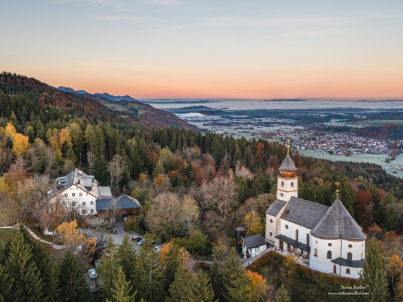 Maria Eck an einem herbstlichen Morgen.