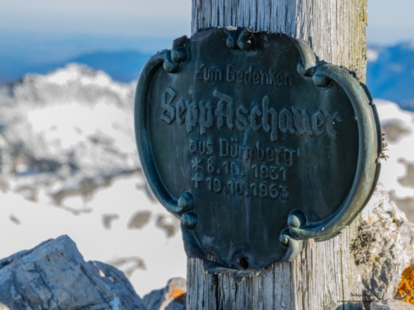 Gedenkschild am Gipfelkreuz.