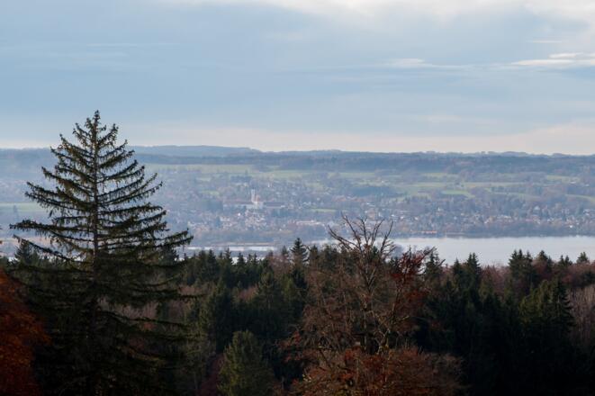 Blick über den Ammersee nach Dießen mit seinem Marienmünster
