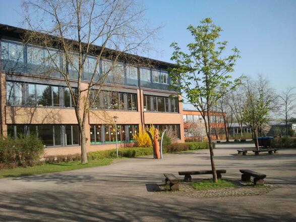 Mittelschule Altenerding mit der Stelengruppe, im Hintergrund die Carl-Orff-Grundschule