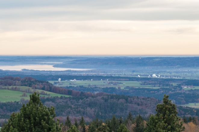 Blick vom Hohen Peißenberg nach Nordosten: Links erkennt man den Ammersee, rechts die Anlagen der Erdfunkstelle Raisting, dahinter in 23 km Luftlinienentfernung die Klosterkirche von Andechs.