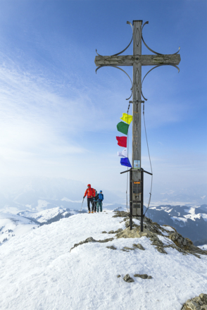 Gipfelsturm: Am Geigelstein bläst der Wind, Inntal und Zahmer kaiser verschwinden im Dunst der Schleierwolken.