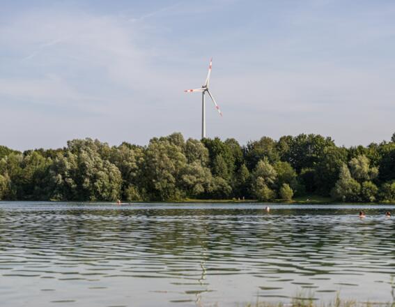 Mammendorfer See mit Windrad
