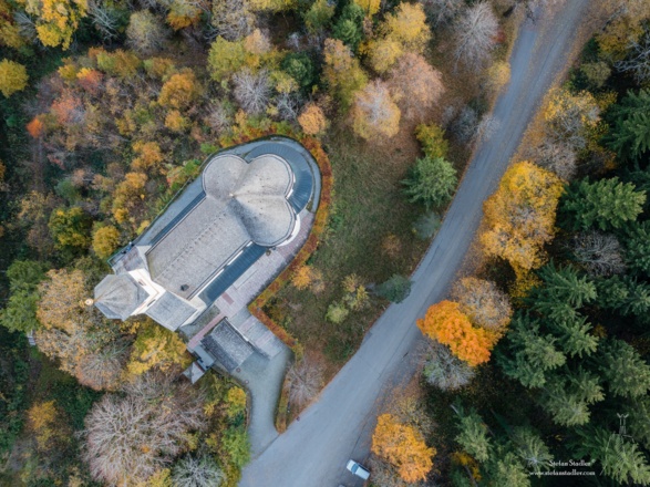 Luftaufnahme der Wallfahrtskirche in Maria Eck.