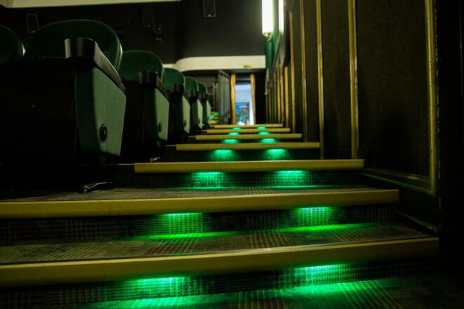 Beleuchtete Treppe im Kino Gröben Lichtspiele