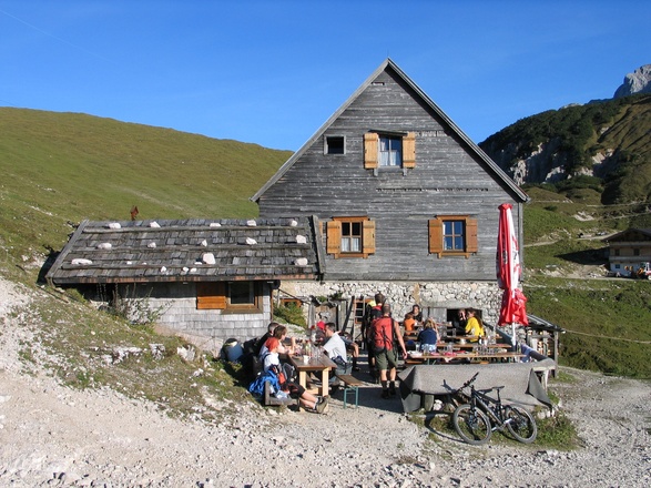 Eine Rast auf der Plumshochhütte ist traumhaft.