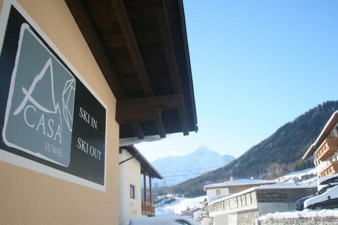 an Piste, Wanderweg & Biketrack gelegen