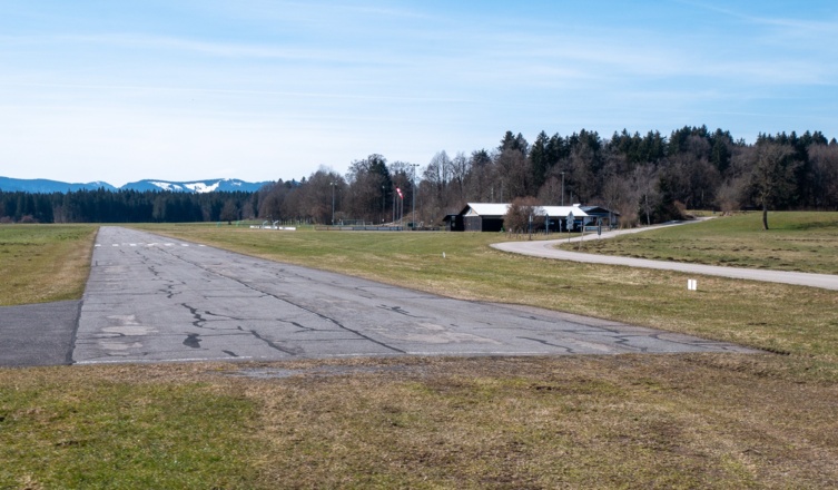 am Flugplatz Warngau