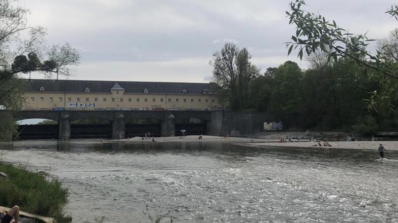 Stauwehr Oberföhring an der Isar mit Kiesbänke