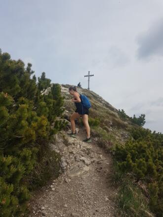 Das Gipfelkreuz kommt in Sicht.