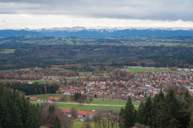 Blick vom Gipfel des Hohen Peißenbergs auf den gleichnamigen Talort und in die Alpen.