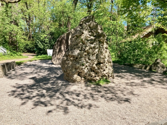 Boulderfelsen im Garten des Alpinen Museums Seitenansicht