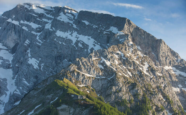 Das Purtschellerhaus mit dem Hohen Göll