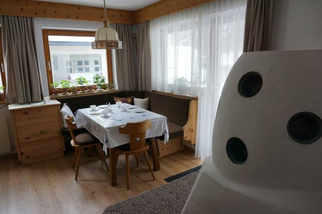 Frühstücksraum mit Kachelofen