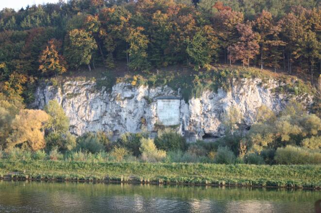 Blick zum Löwendenkmal bei Bad Abbach