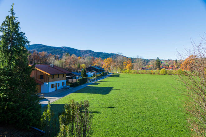 Blick auf den Holzeralmweg (Wander-/Radweg) und die angrenzende Wiese