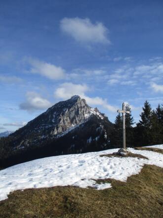 Auf dem Gipfel der 1478 Meter hohen Kirchwand, dahinter markante Wendelsteingipfel