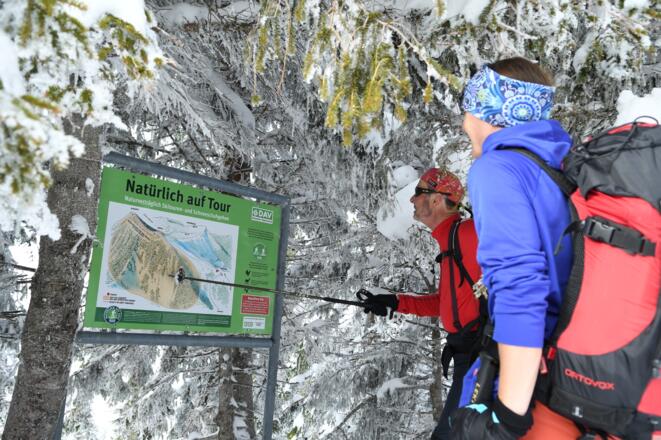 Da geht’s lang: Ein Schild oberhalb der Rauheckalm am Hirschberg weist deutlich auf die Schongebiete hin.