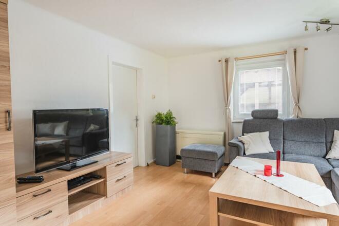 geräumiges Wohnzimmer