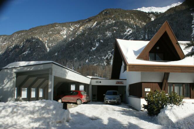 Einfahrt und Parkplatz