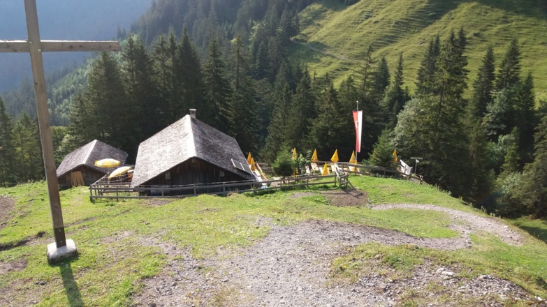 Auf dem Weg zum Spitzwiesle bleibt die Alpe schnell zurück.