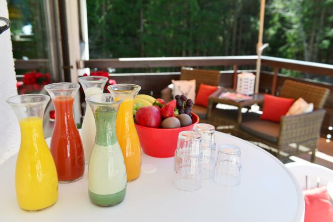 Säfte und Smoothies auf der Terrasse