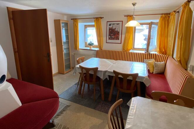 Ferienhaus Volgger Stube mit Kachelofen