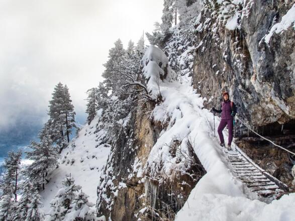 Hier die Passage, die Schwindelfreiheit voraussetzt. Ein Stahlseil ist als Handlauf gespannt.