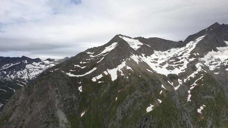 Kleine Pyramidenspitze mittig ist das Hohe Kreuz