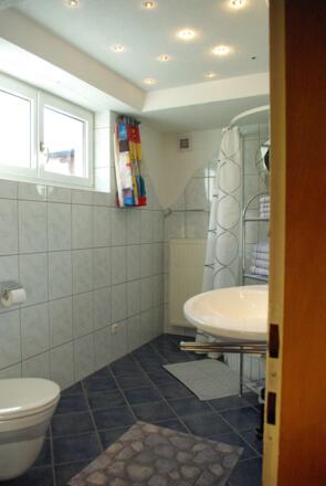 Bad mit Dusche und WC