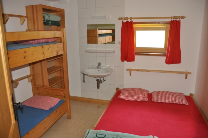 Hier übernachten sie am ersten Abend  - gemütliche Zimmer auf der Schönfeldhütte