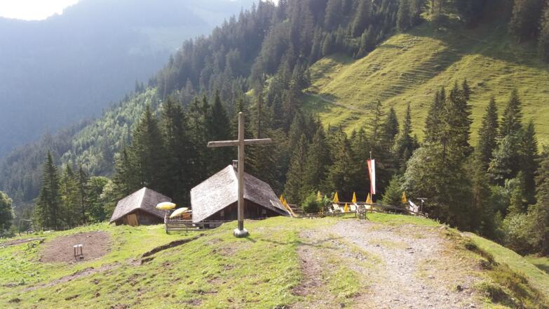 Leuchtende Sonnenschirme laden zum Terrassenaufenthalt ein.