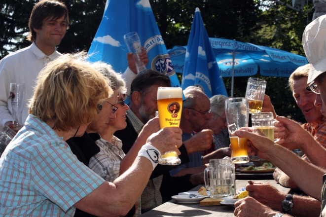 Zusammen machts noch mehr Spaß - eine nette Runde auf der Terrasse der Schönfeldhütte