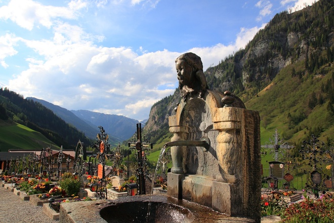 Brunnen am Ortsfriedhof von Hüttschlag