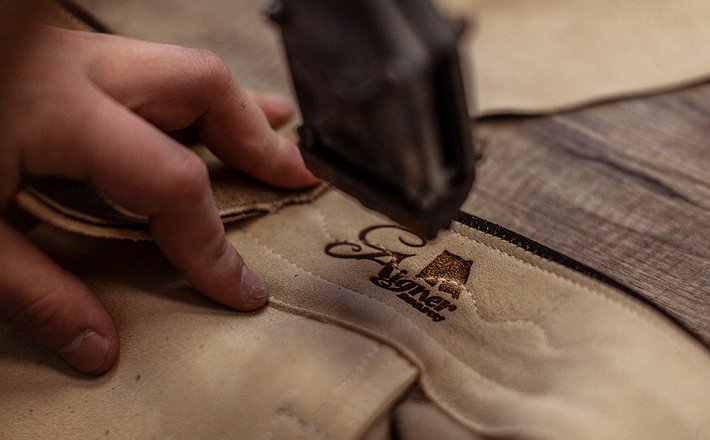 In der Lederhosen-Werkstatt © Helge Röske